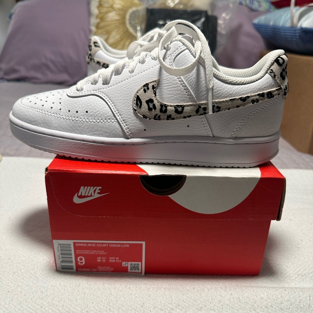Nike size 9 women’s Nike court vision low